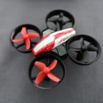 Photo d'un mini-drone rouge utilisé dans les ateliers